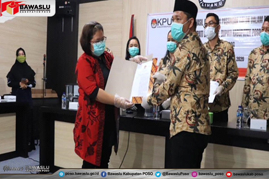 BAWASLU KABUPATEN POSO MENGAWASI PENYERAHAN HASIL PENETAPAN PASANGAN CALONDALAM PEMILIHAN BUPATI DAN WAKIL BUPATI TAHUN 2020