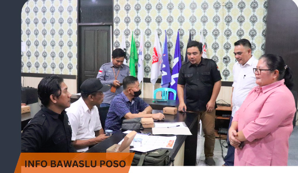 Bawaslu Poso Mengawasi Proses Pencermatan Data Calon Anggota DPRD Poso Dalam Desain Surat Suara