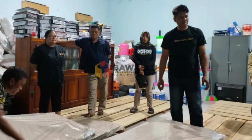 BAWASLU KABUPATEN POSO AWASI PENERIMAAN LOGISTIK KOTAK SUARA PEMILU 2024 DI GUDANG KPU KABUPATEN POSO
