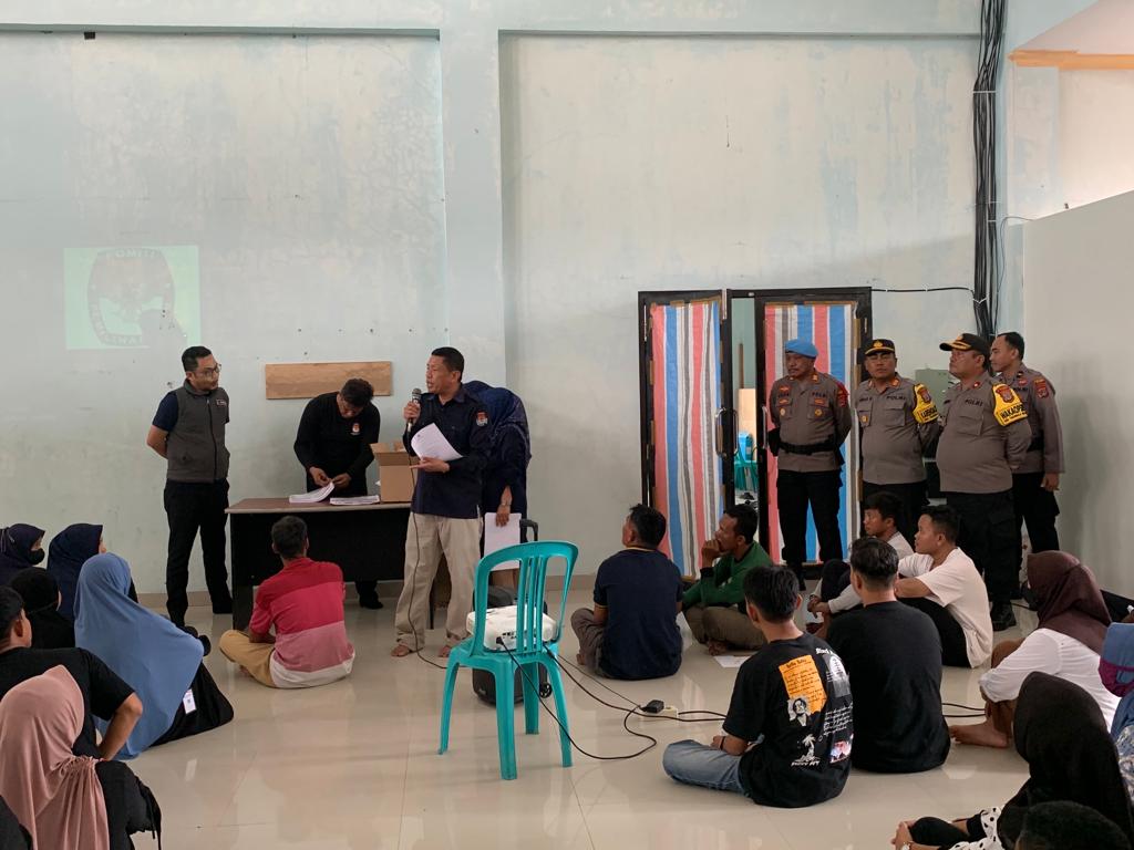 AWASI PELIPATAN DAN PENYORTIRAN SURAT SUARA DPD RI | WHISNU MINTA PETUGAS MEMPERHATIKAN PROSEDUR PENYORTIRAN DAN PELIPATAN