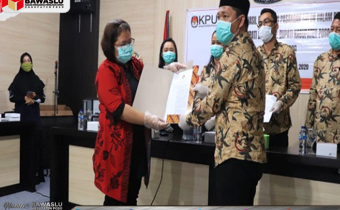 BAWASLU KABUPATEN POSO MENGAWASI PENYERAHAN HASIL PENETAPAN PASANGAN CALONDALAM PEMILIHAN BUPATI DAN WAKIL BUPATI TAHUN 2020