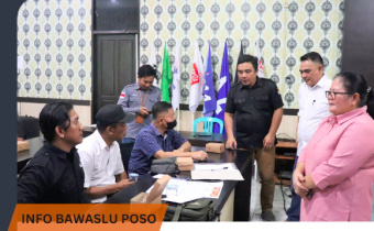 Bawaslu Poso Mengawasi Proses Pencermatan Data Calon Anggota DPRD Poso Dalam Desain Surat Suara