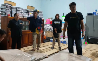 BAWASLU KABUPATEN POSO AWASI PENERIMAAN LOGISTIK KOTAK SUARA PEMILU 2024 DI GUDANG KPU KABUPATEN POSO