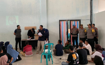 AWASI PELIPATAN DAN PENYORTIRAN SURAT SUARA DPD RI | WHISNU MINTA PETUGAS MEMPERHATIKAN PROSEDUR PENYORTIRAN DAN PELIPATAN