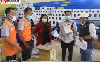 BAWASLU KABUPATEN POSO PASTIKAN PROSES PENYORTIRAN DAN PELIPATAN SURAT SUARA SESUAI DENGAN STANDAR OPERASIONAL PROSEDUR (SOP)